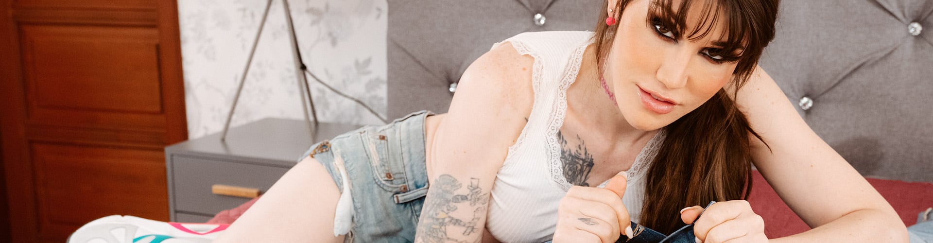 Bedroom Sex with Tattooed Hottie in VR Trans